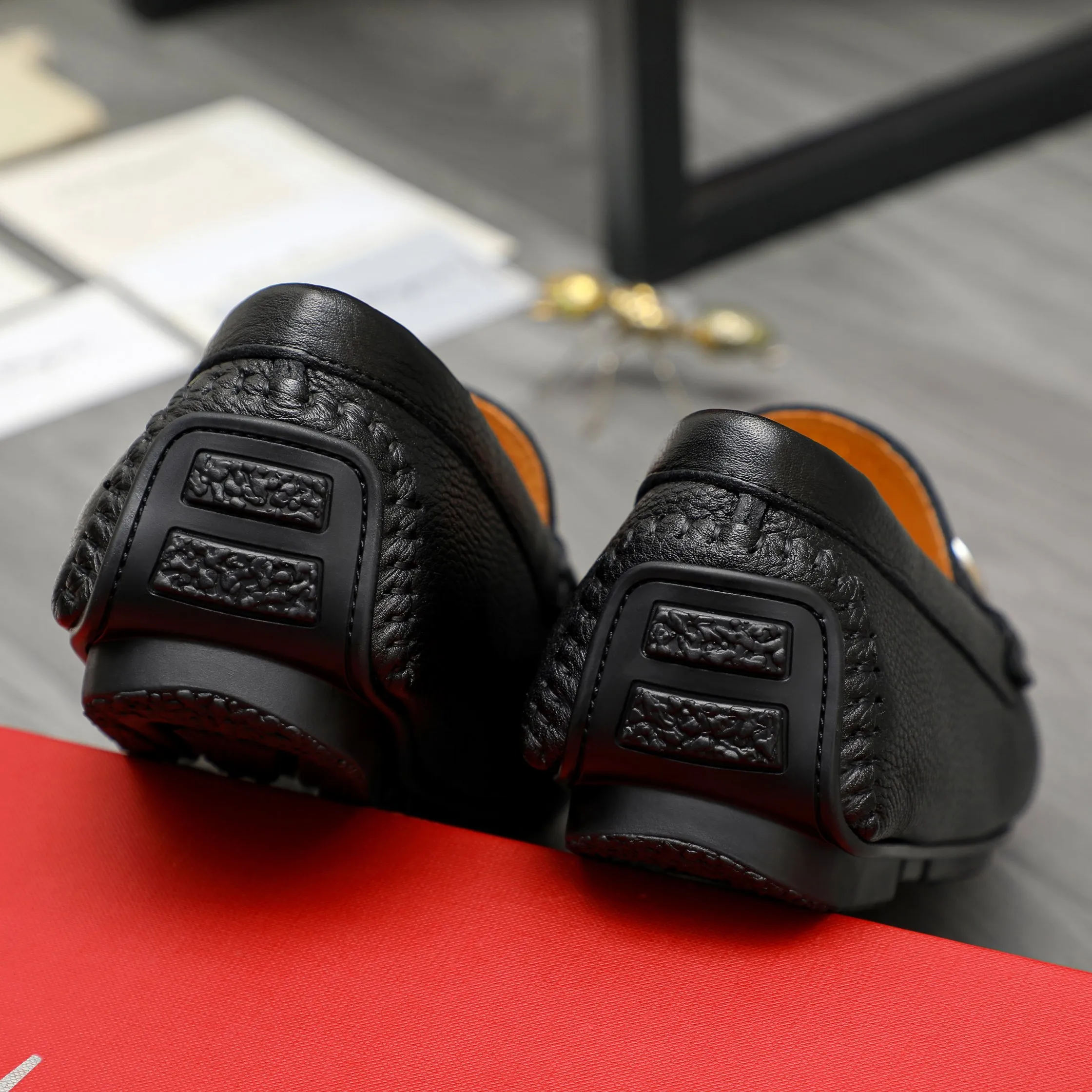 Men's shoes 💰380 Product trademark: Ferragamo "Ferragamo" casual slip-on shoes Regular size: 38-45 (45 is custom-made and non-returnable) Product materials: Selected high-quality pebbled cowhide upper, pigskin lining, rubber outsole